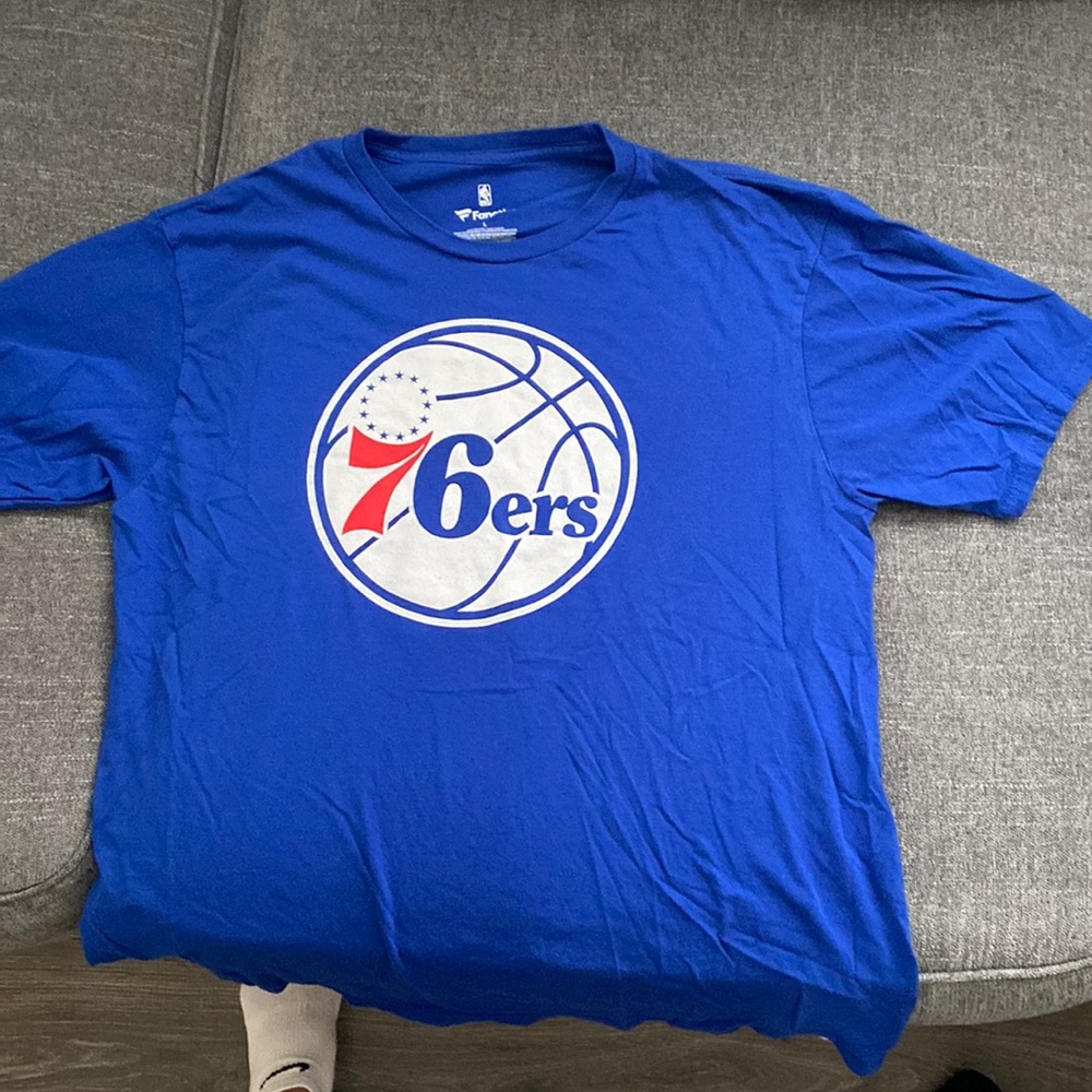 Mens size large 76ers blue short sleeved t shirt great condition